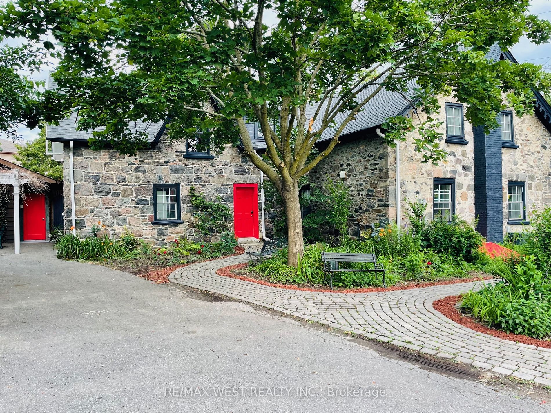 2319 Wildwood Cres