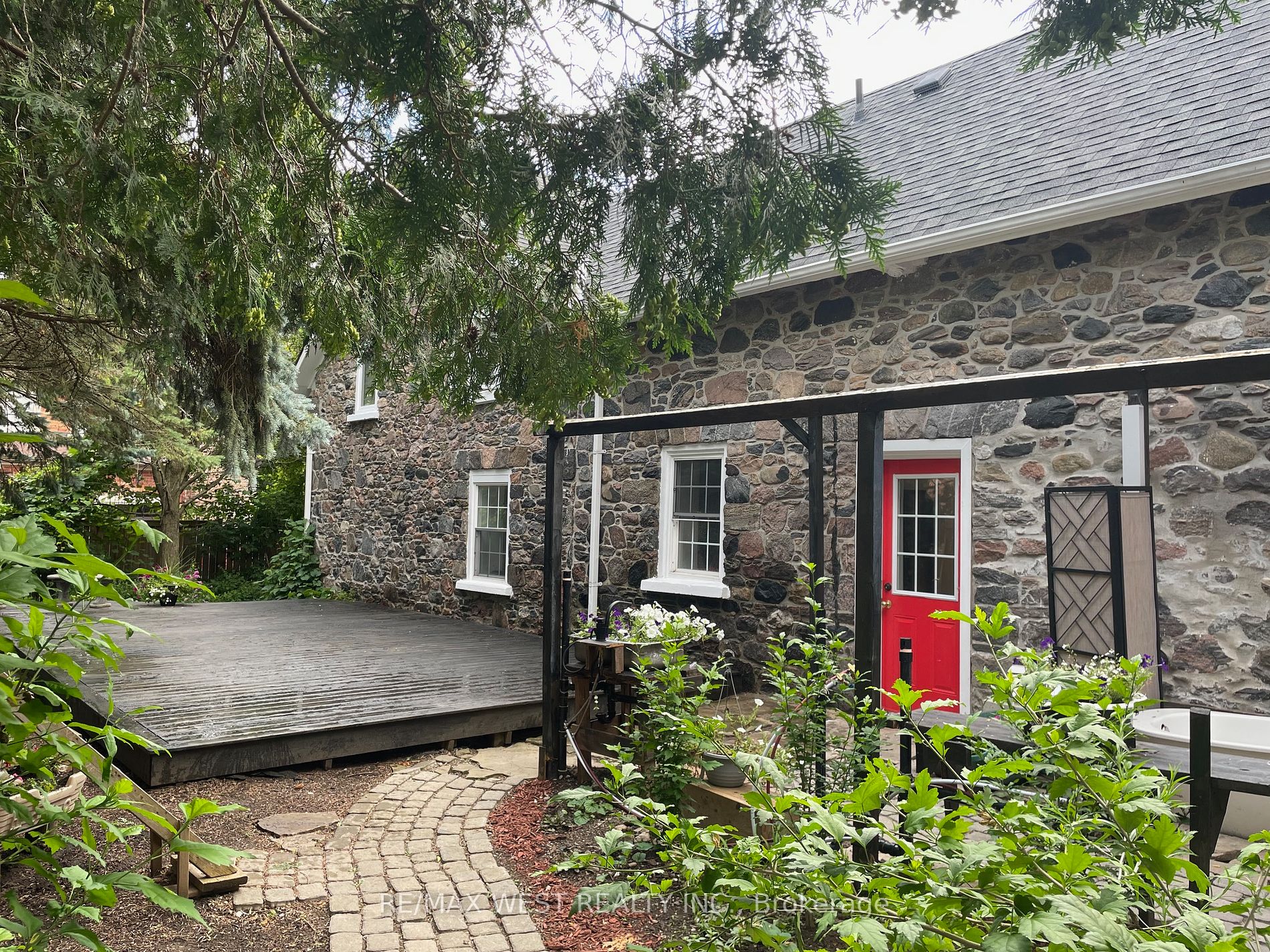 2319 Wildwood Cres