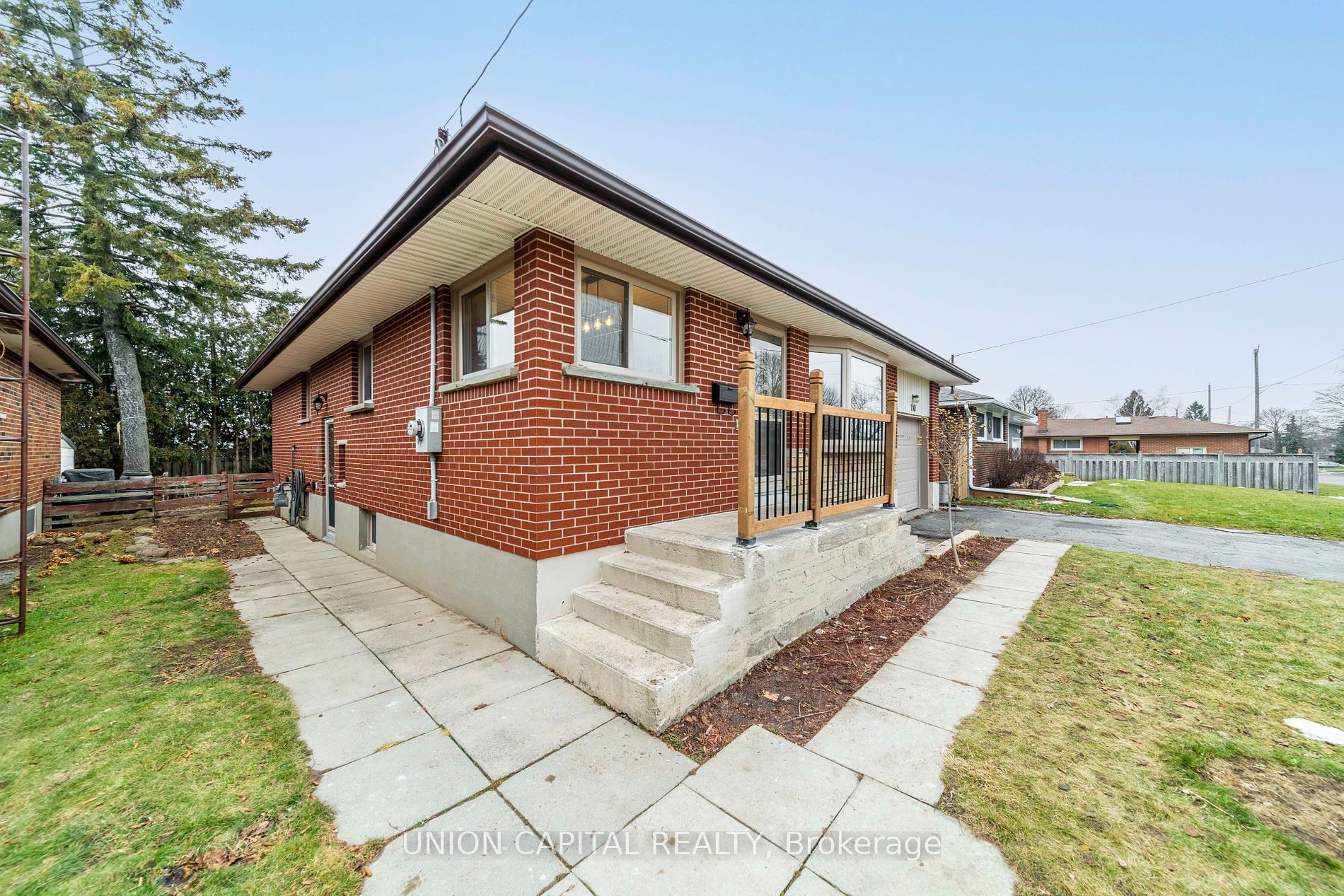 110 Gatineau St, (MLS® E8037214) See this detached house for sale in Donevan, Oshawa