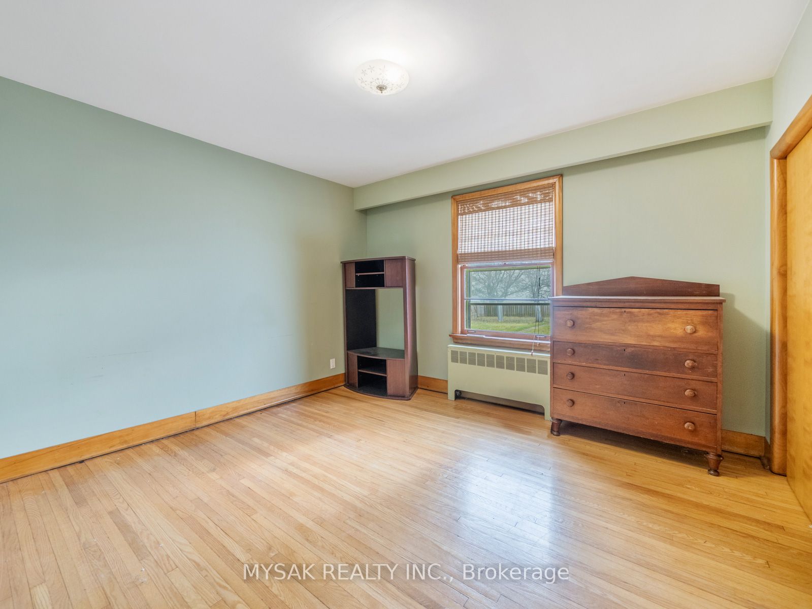 1535 Dundas Street E