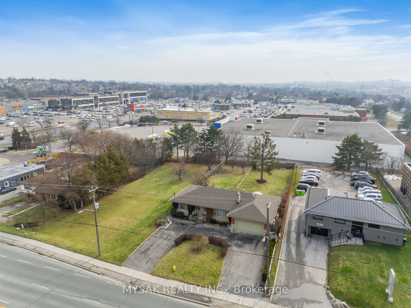 1535 Dundas Street E