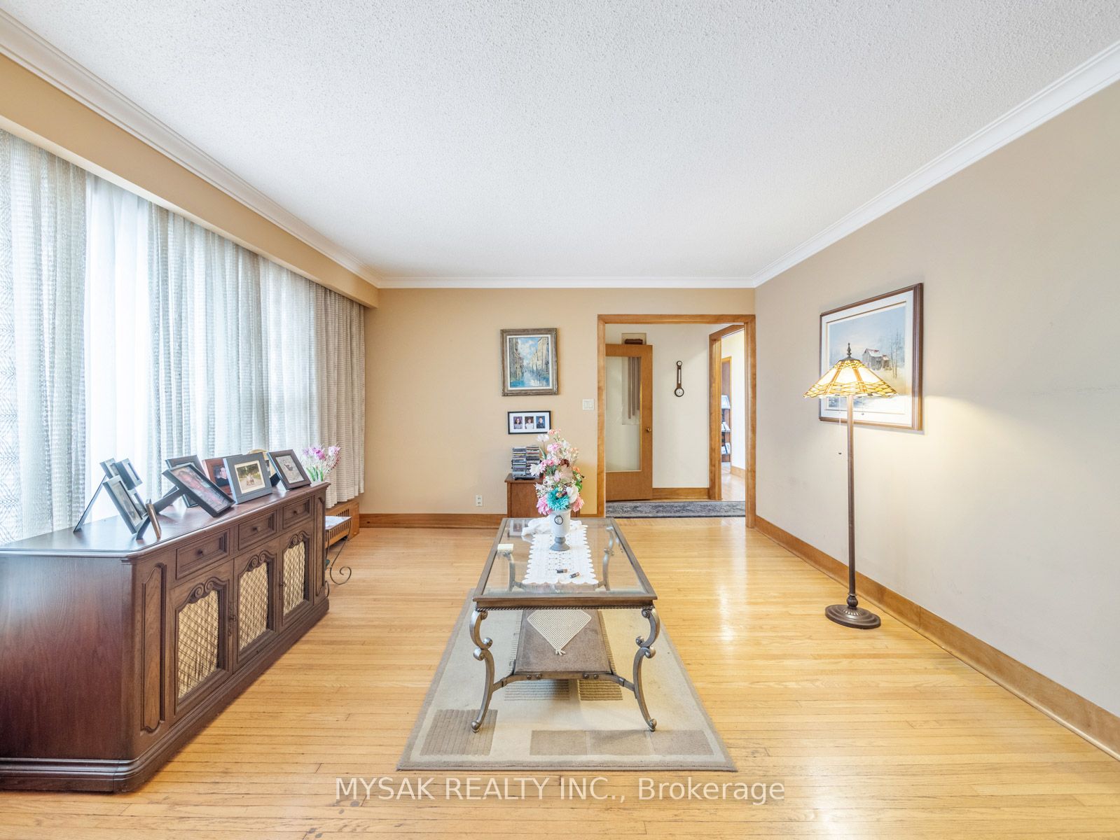 1535 Dundas Street E