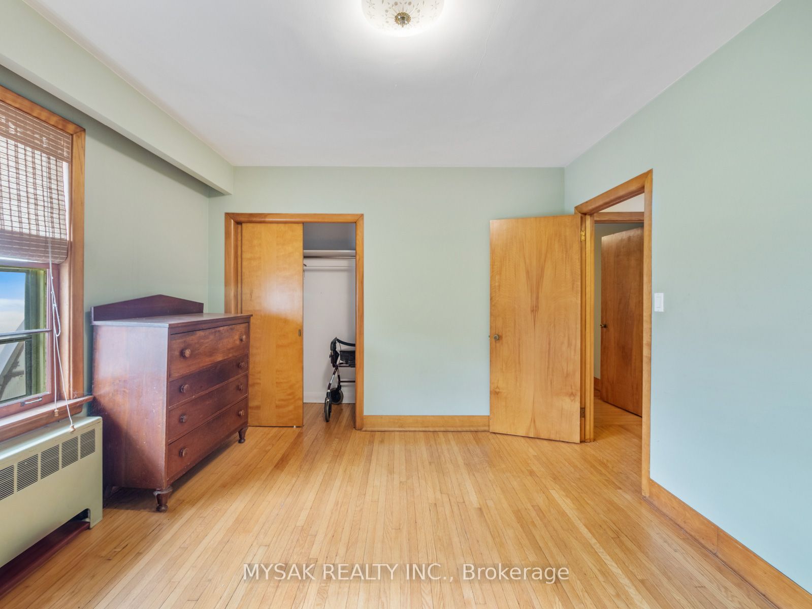 1535 Dundas Street E