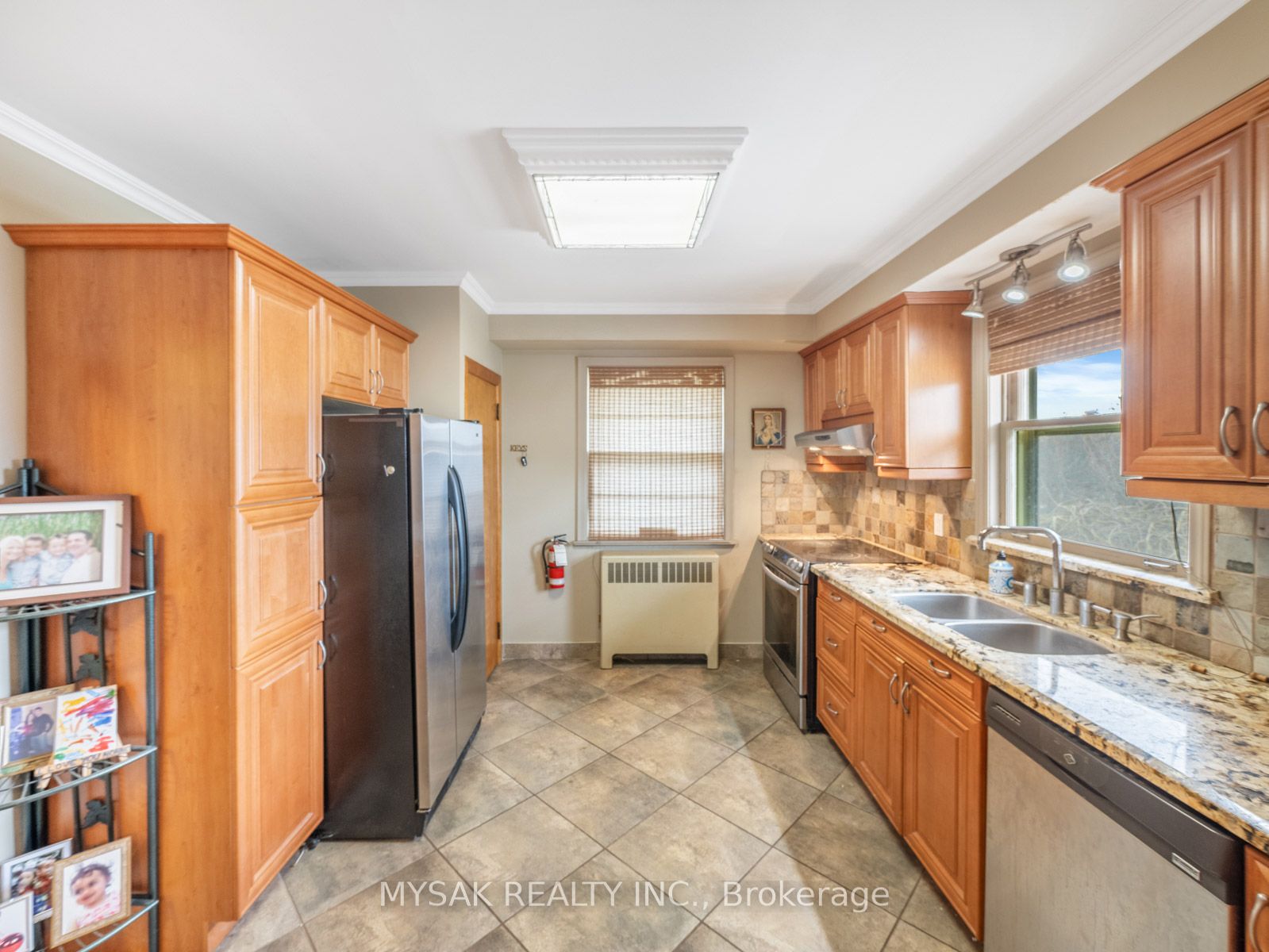 1535 Dundas Street E