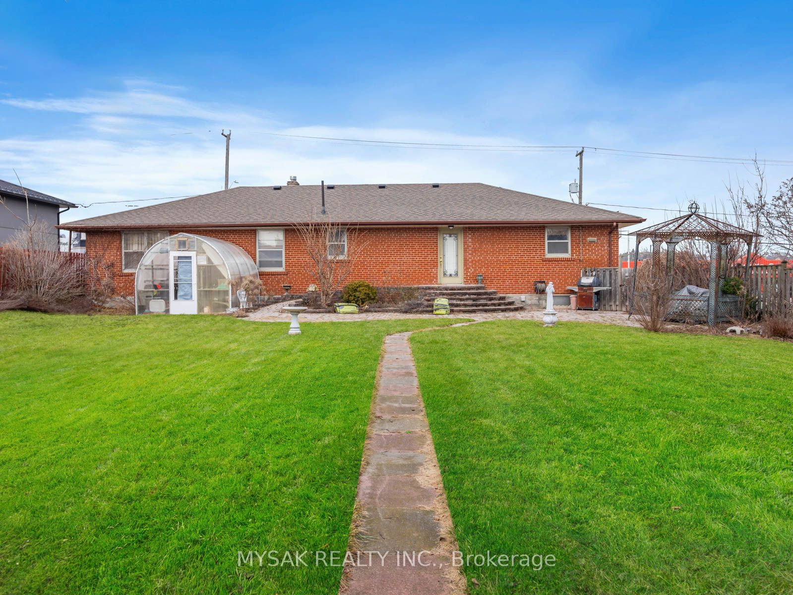1535 Dundas Street E