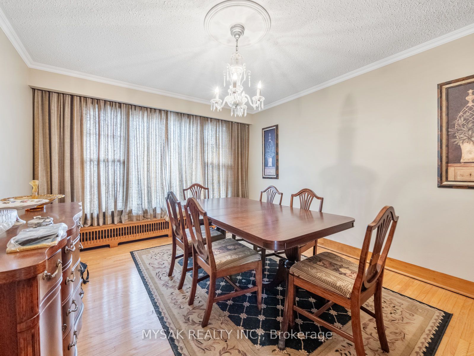 1535 Dundas Street E