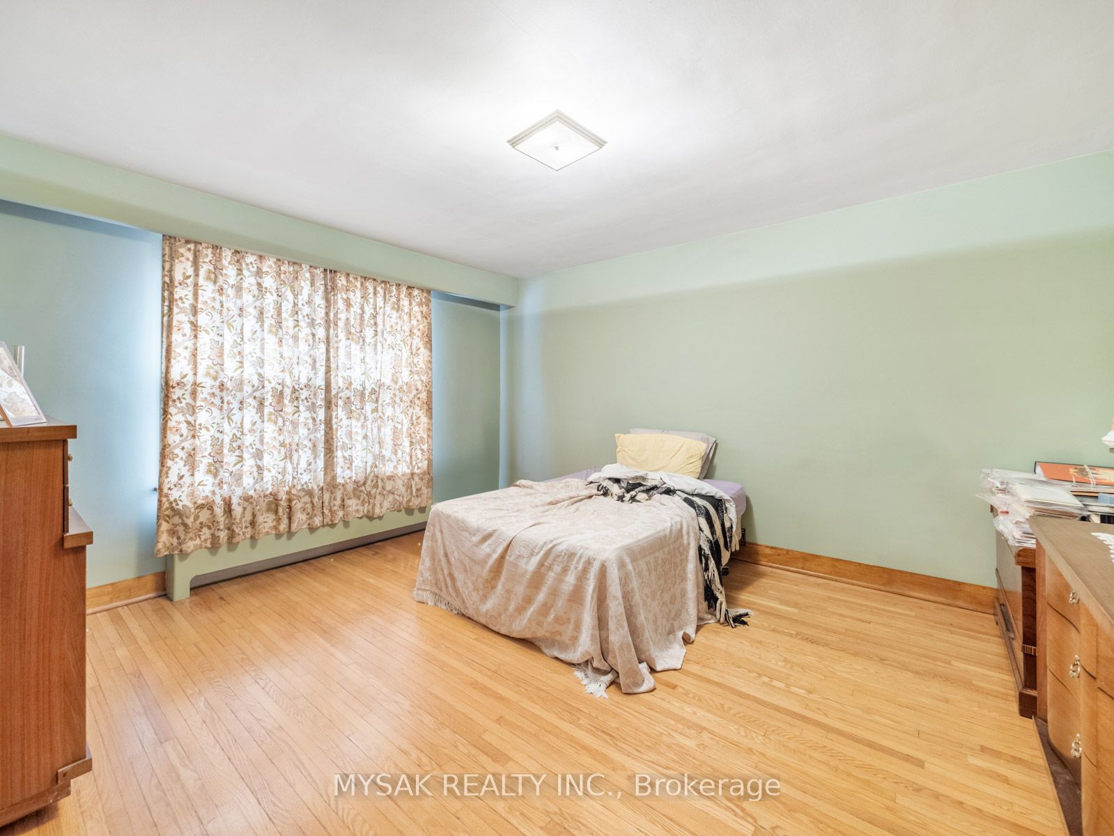 1535 Dundas Street E