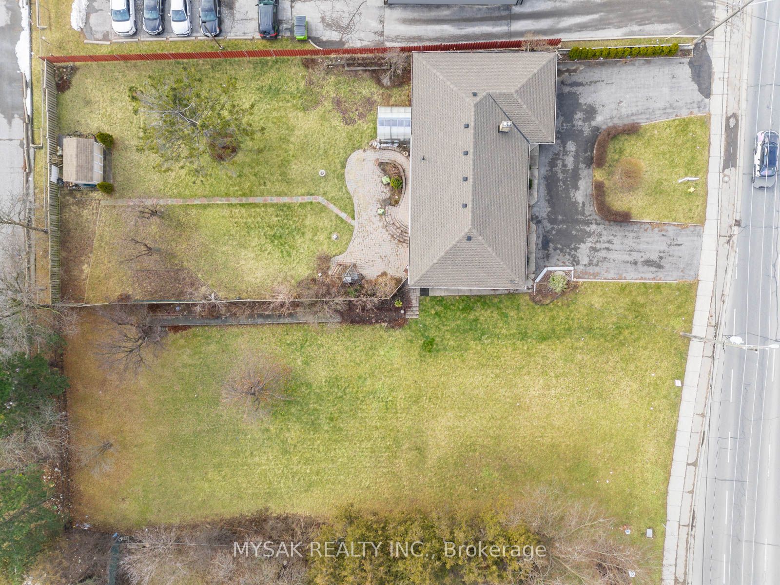 1535 Dundas Street E