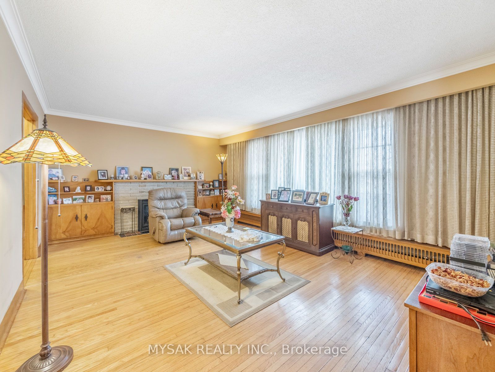1535 Dundas Street E