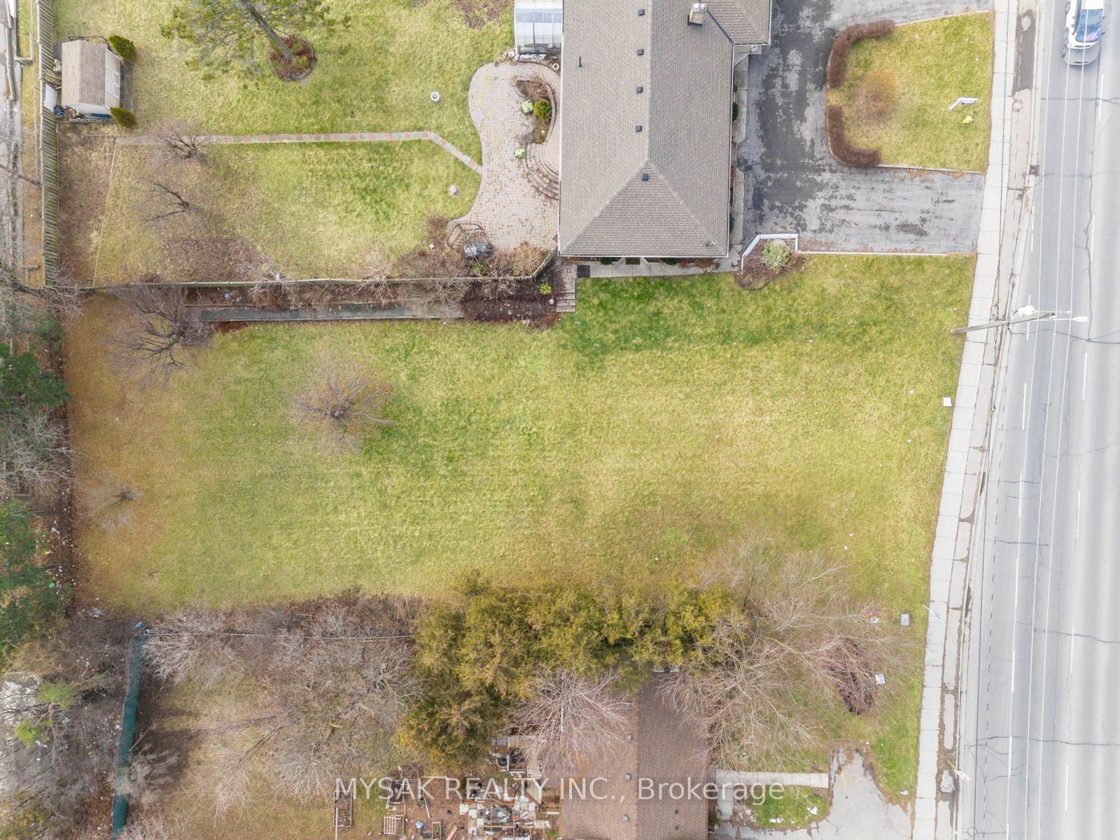 1535 Dundas Street E