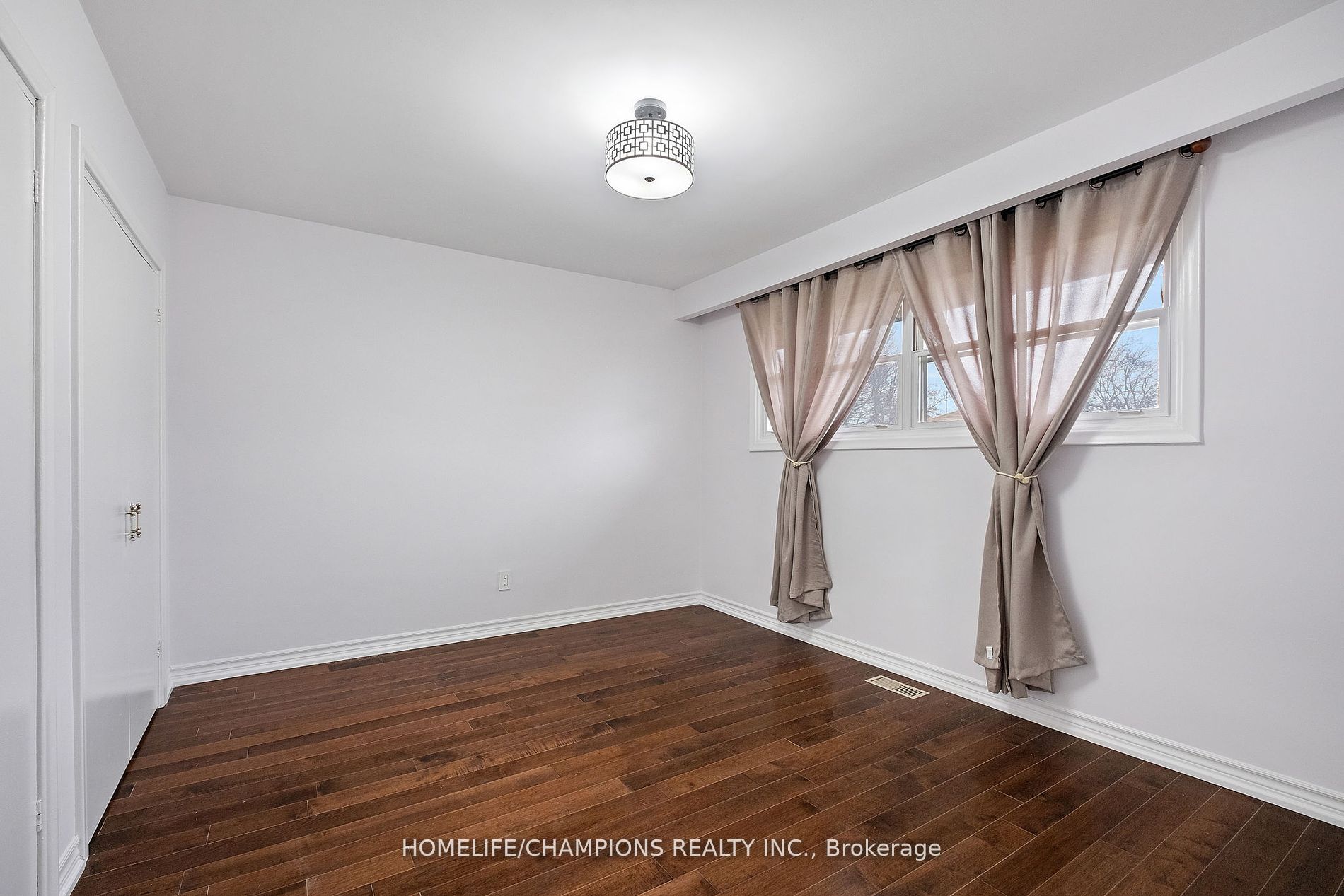 15 Stonehenge Crescent