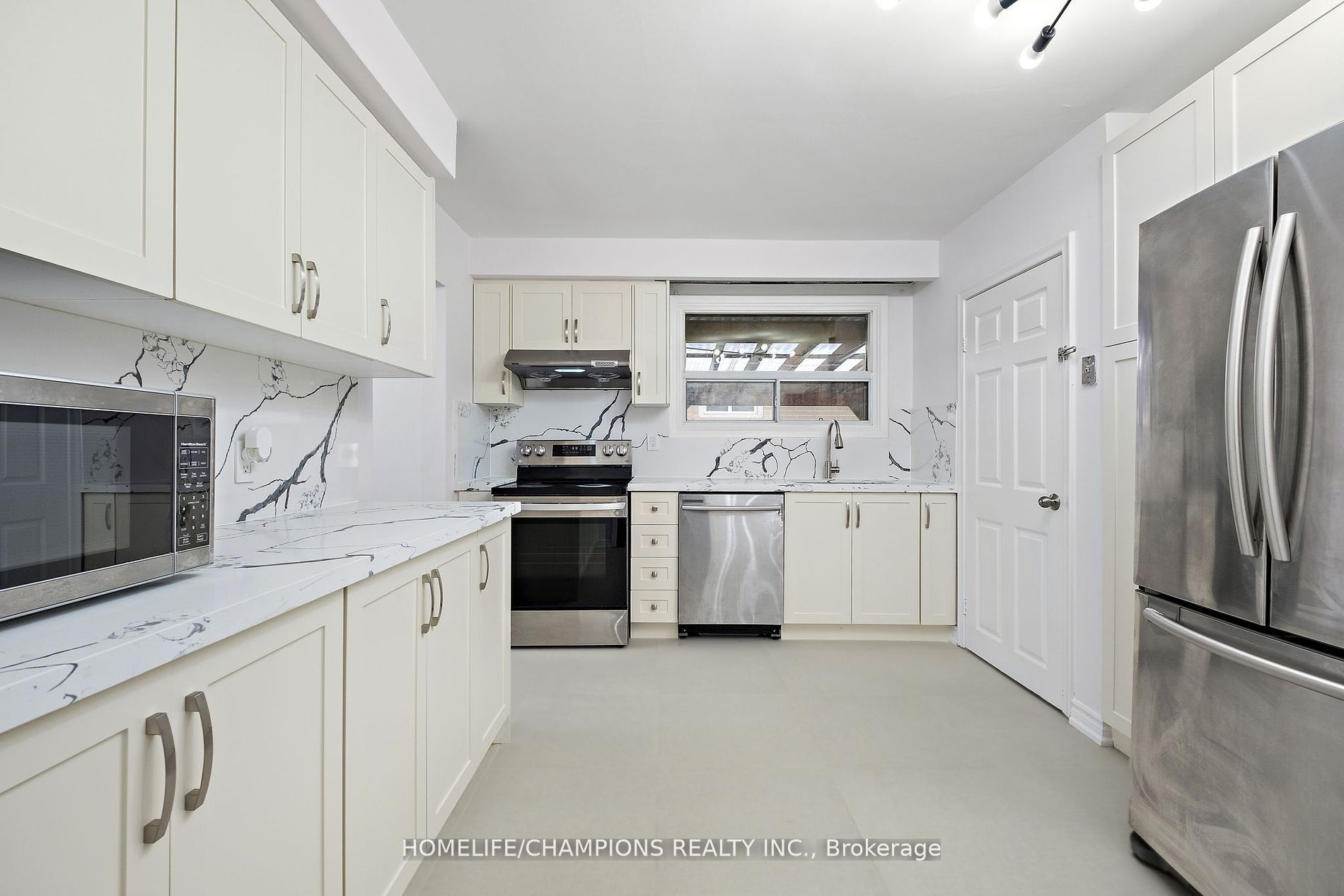 15 Stonehenge Crescent