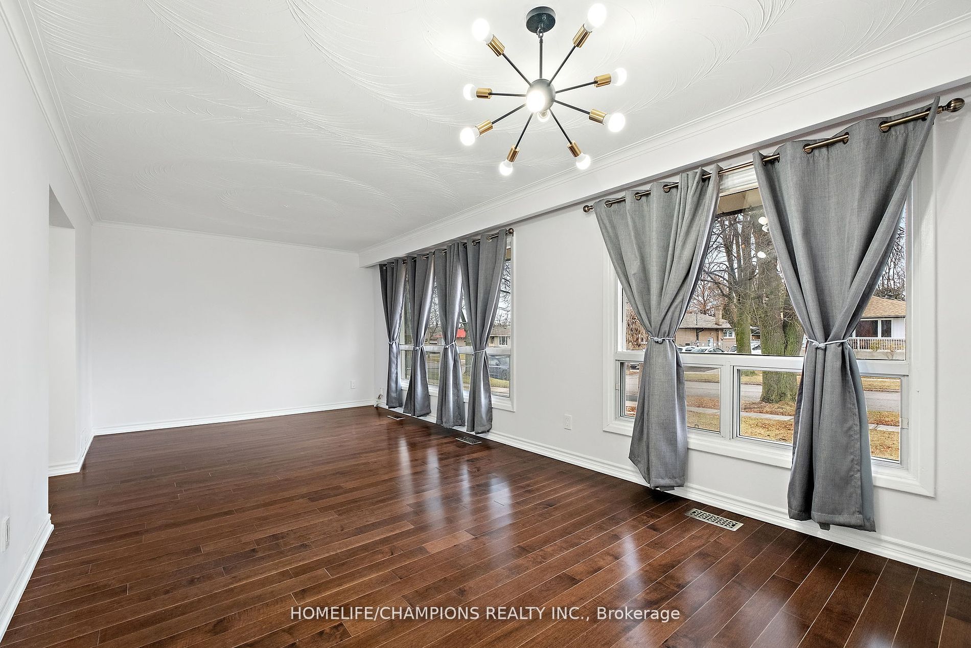 15 Stonehenge Crescent