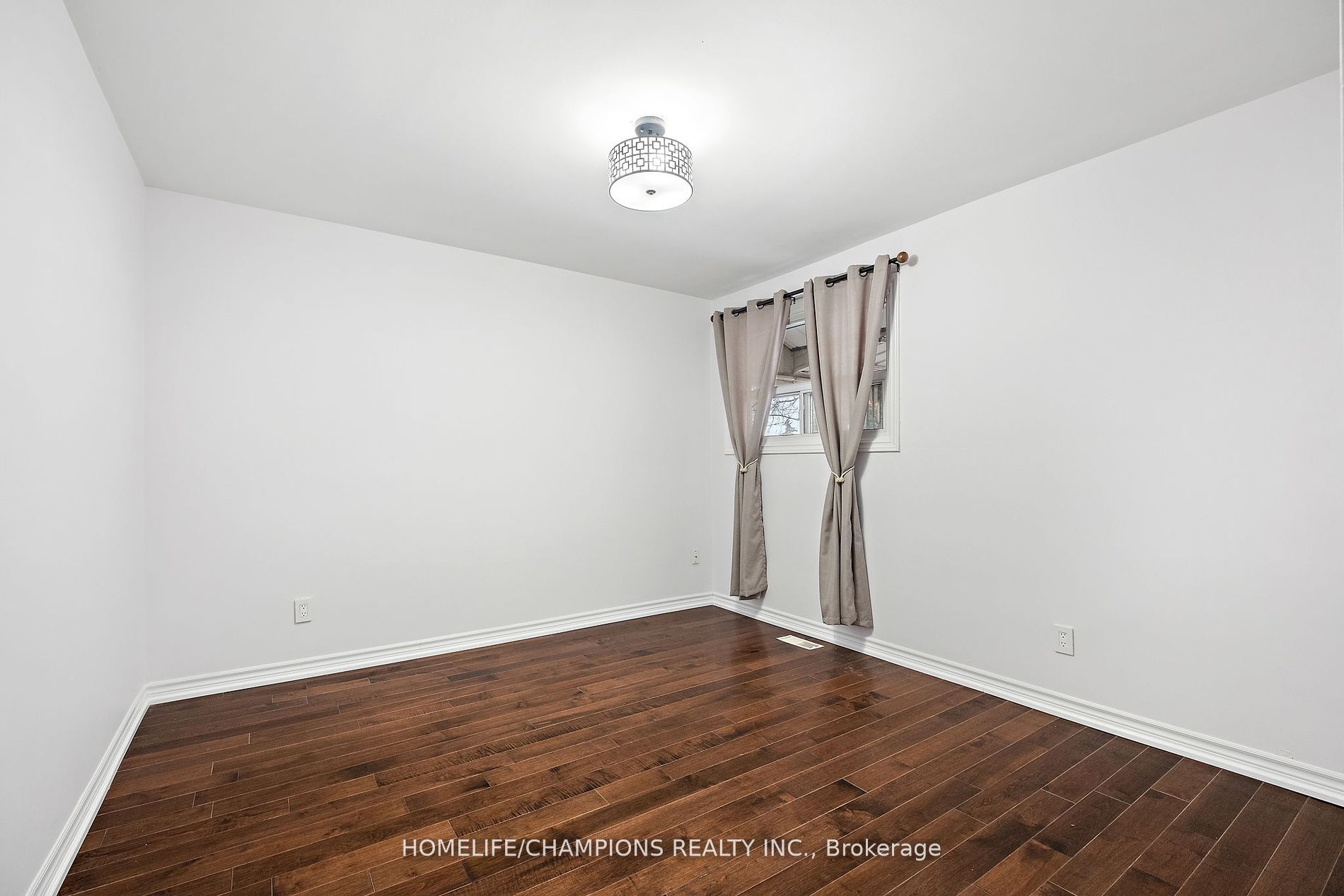 15 Stonehenge Crescent