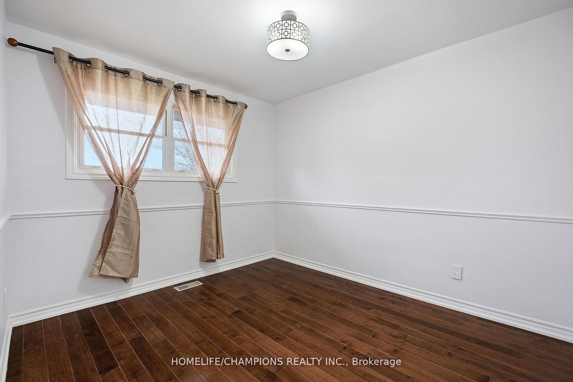 15 Stonehenge Crescent