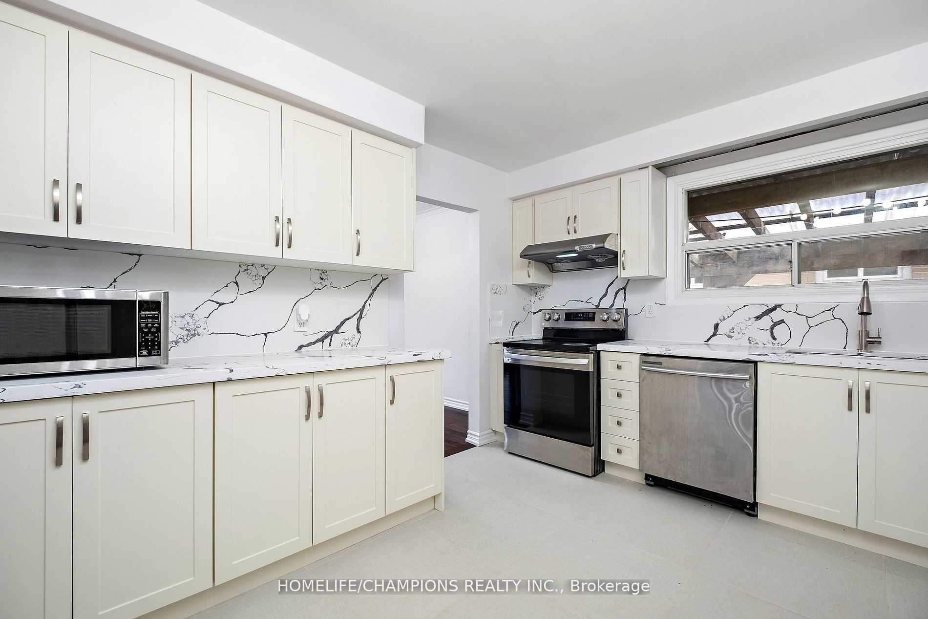 15 Stonehenge Crescent