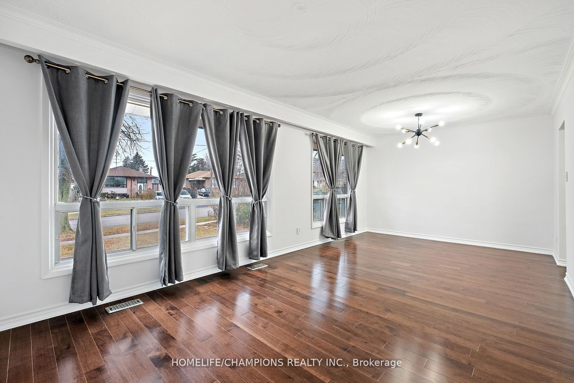 15 Stonehenge Crescent