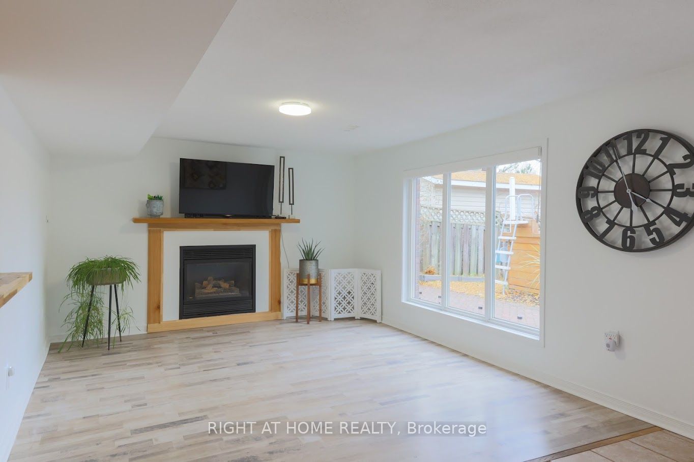 591 Dunrobin Court N