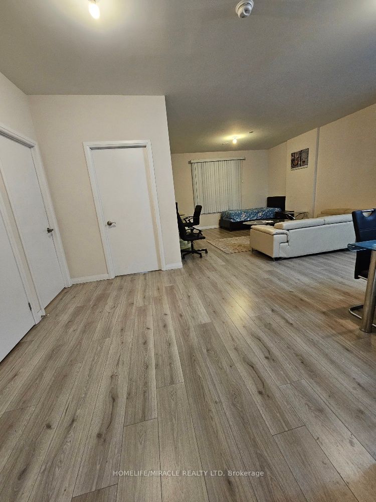 2152 Lawrence Avenue E, #101