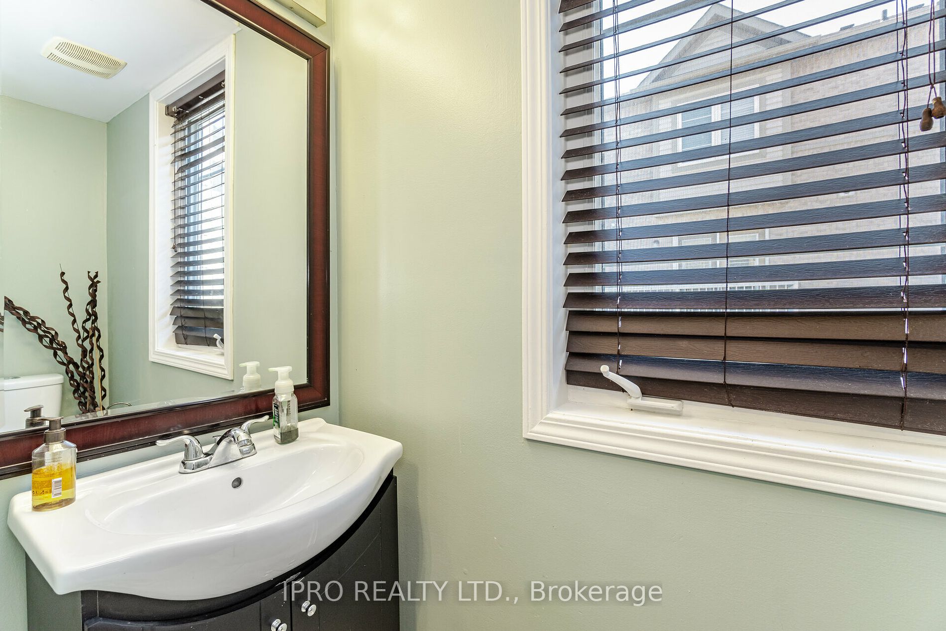 23 Burnsborough St