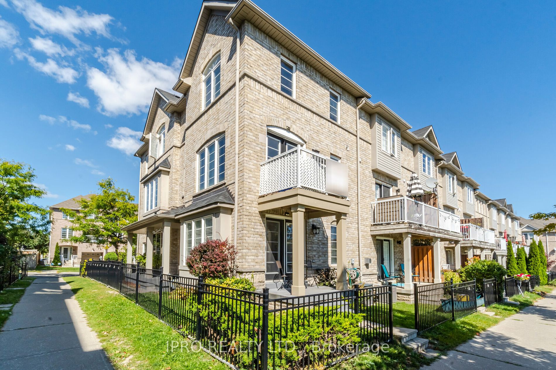 23 Burnsborough St