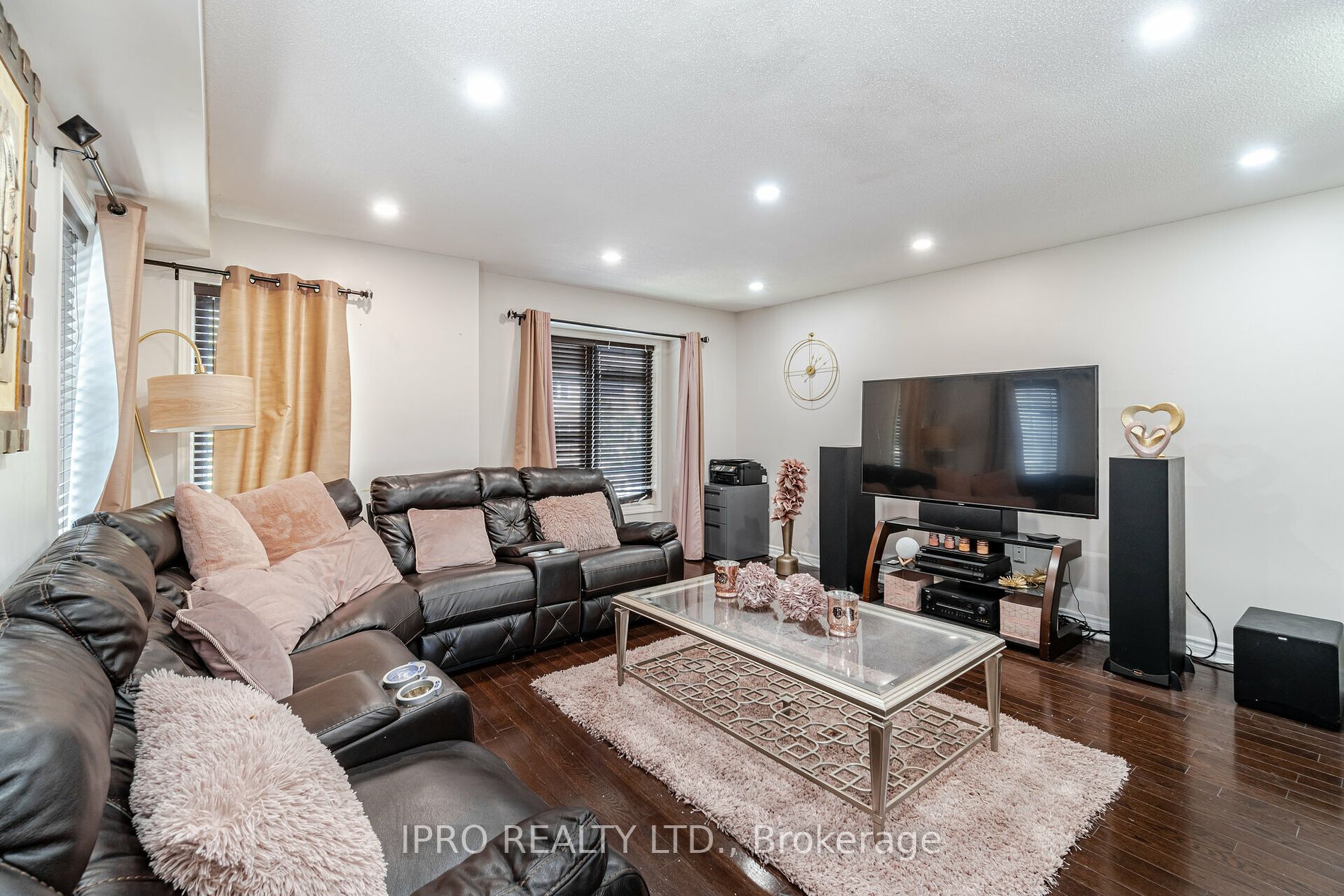 23 Burnsborough St