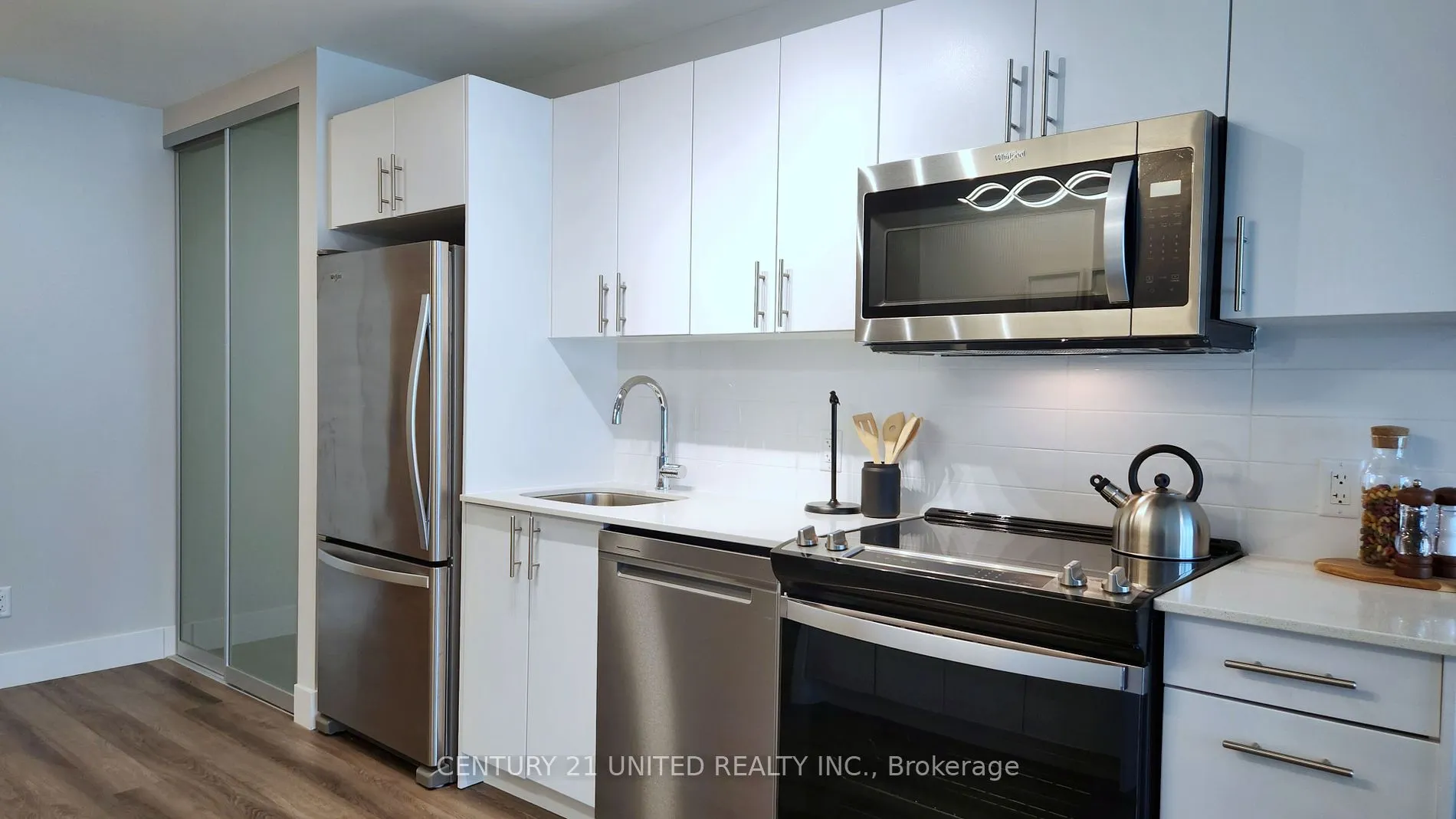 80 Bond St E, #821