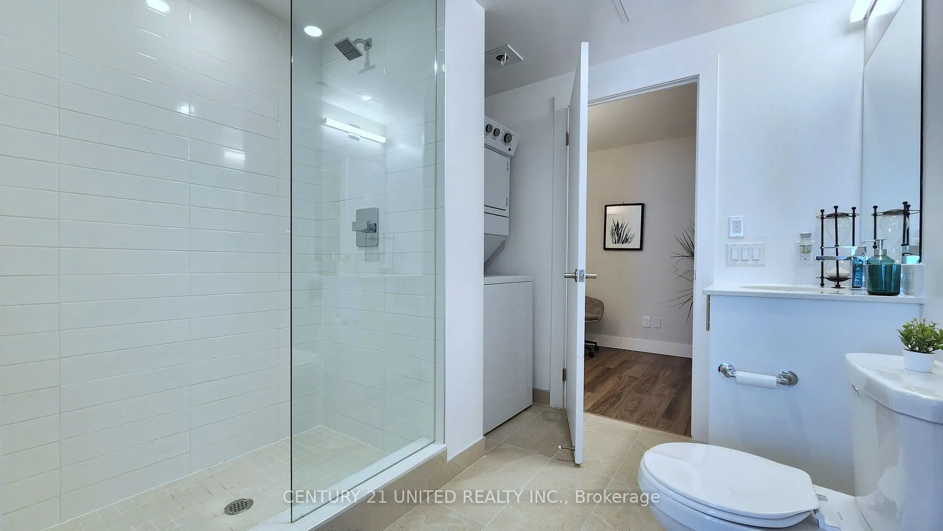 80 Bond St E, #821