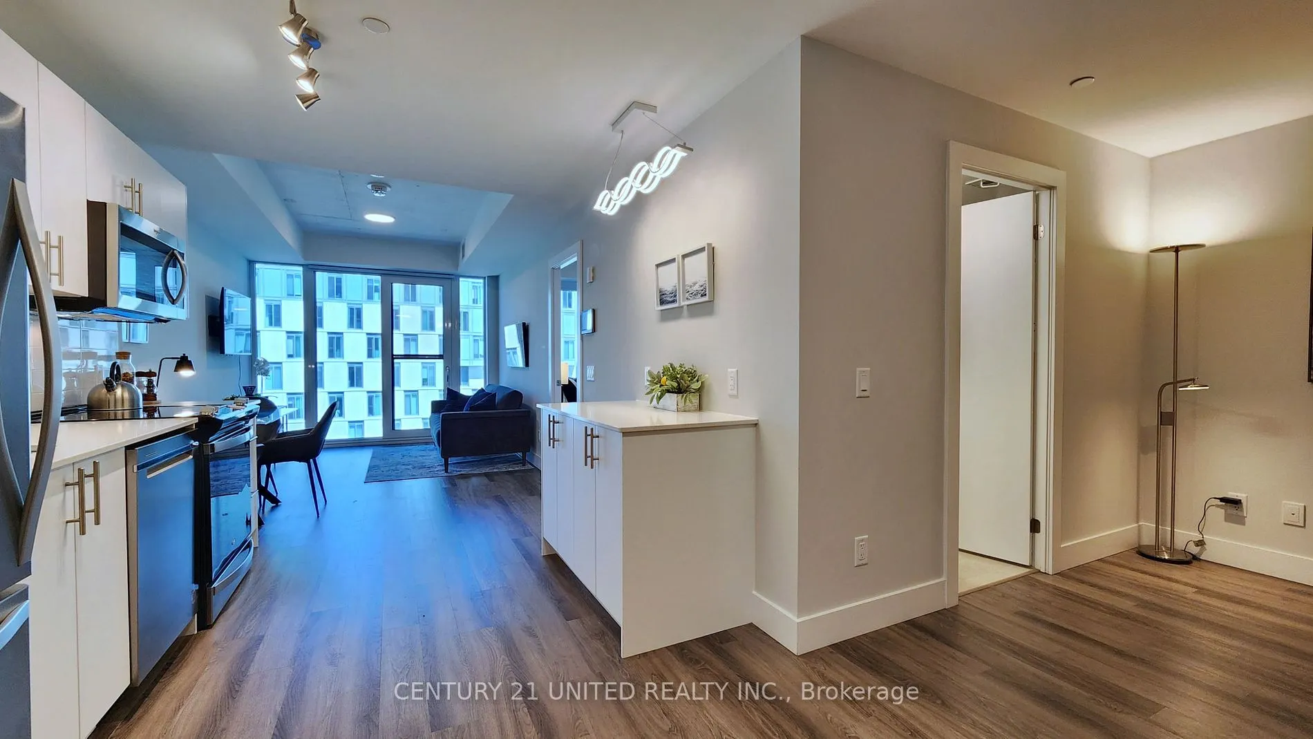 80 Bond St E, #821