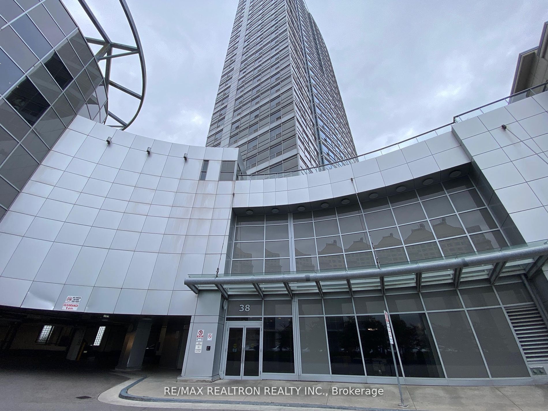 38 Lee Centre Dr, #606