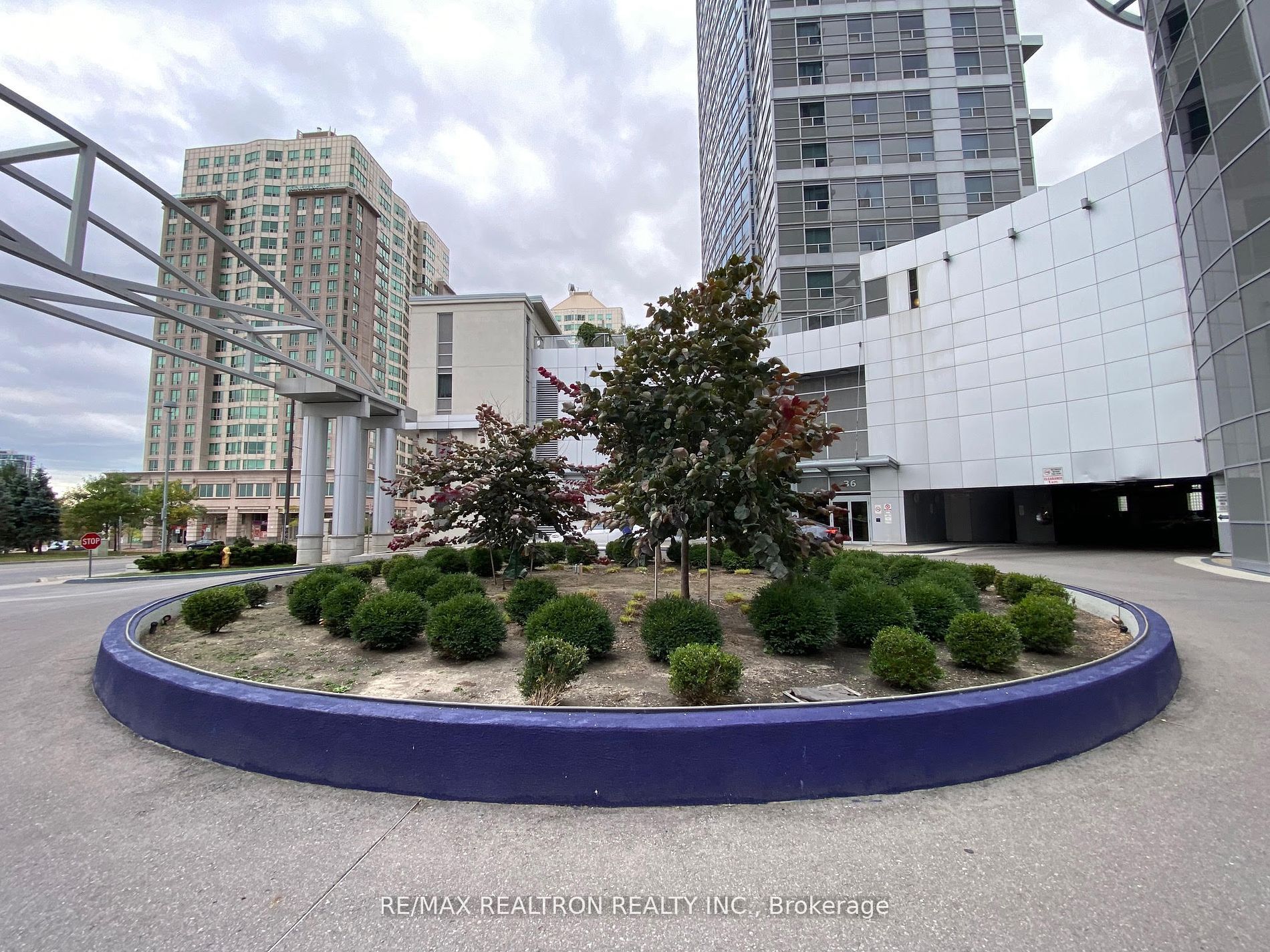 38 Lee Centre Dr, #606