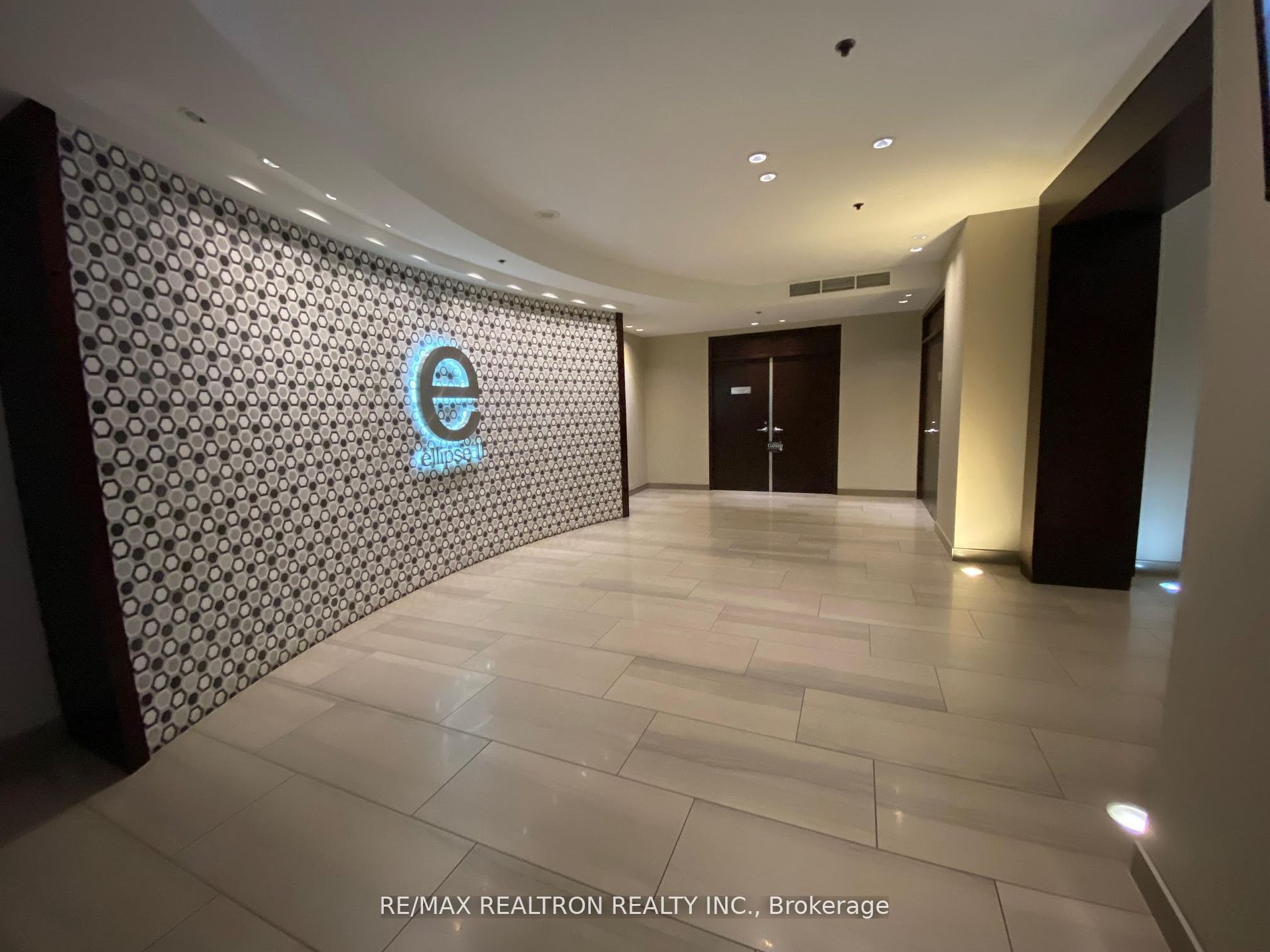 38 Lee Centre Dr, #606
