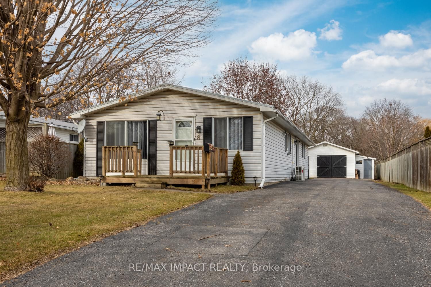 8 Saunders Avenue