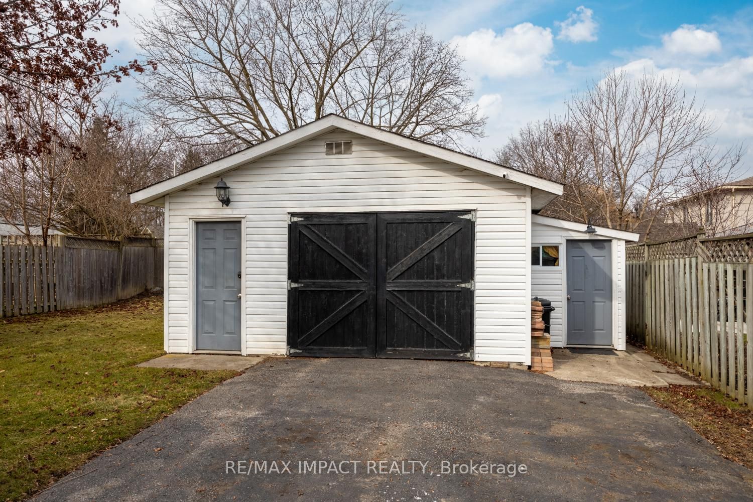 8 Saunders Avenue