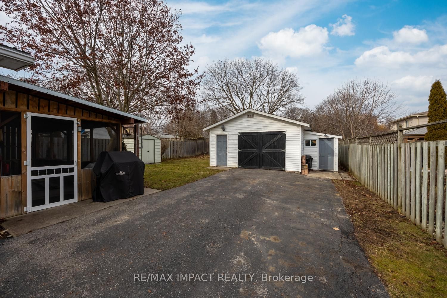 8 Saunders Avenue
