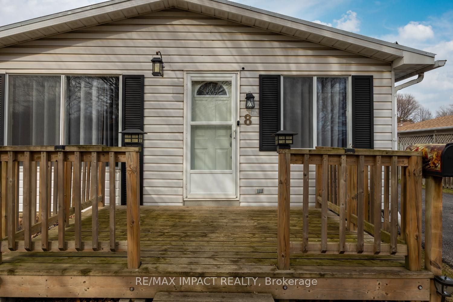 8 Saunders Avenue