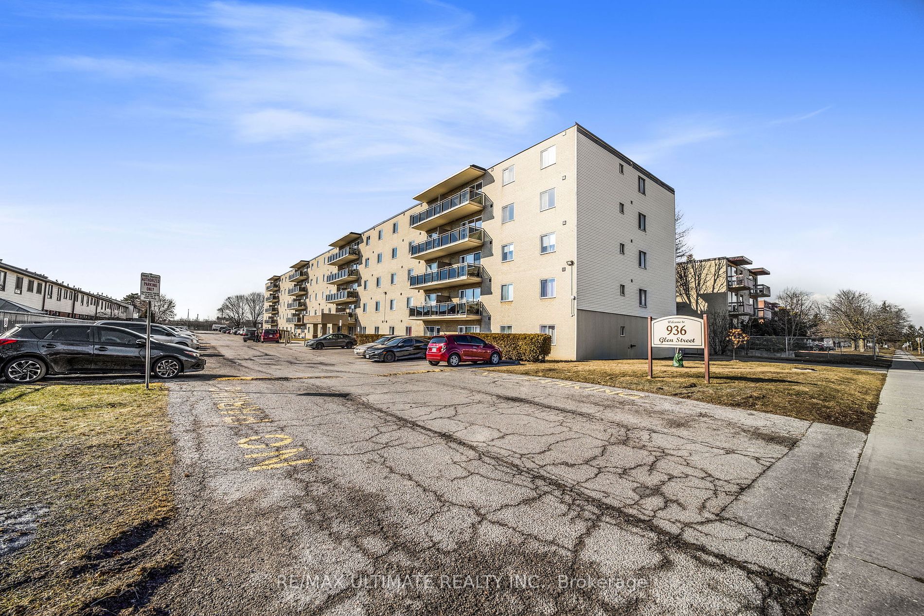 936 Glen St, #205