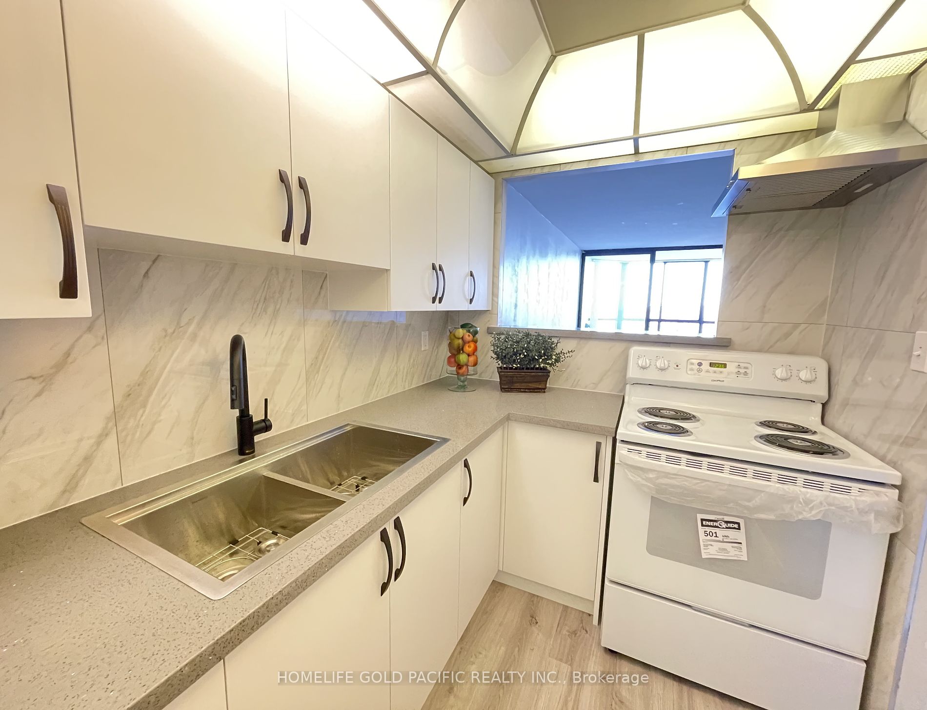 25 Bamburgh Circ, #541