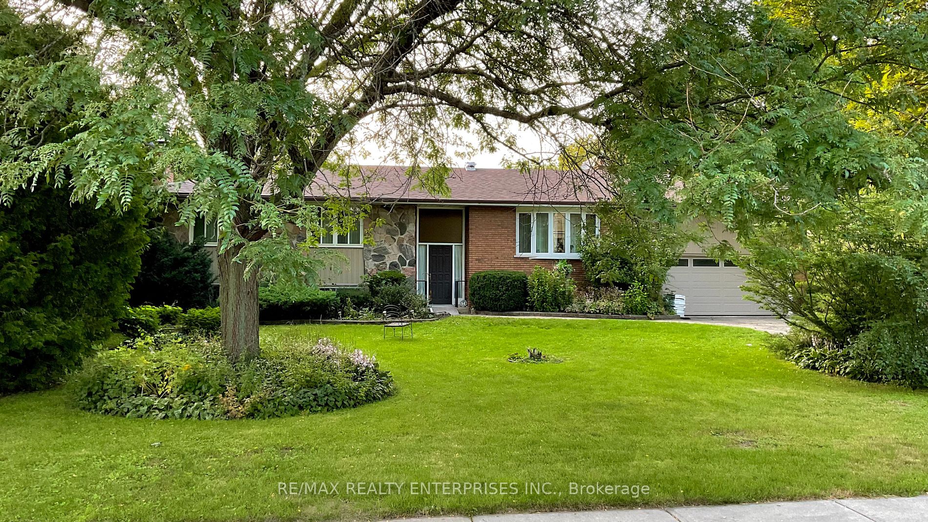 52 Columbus Road E