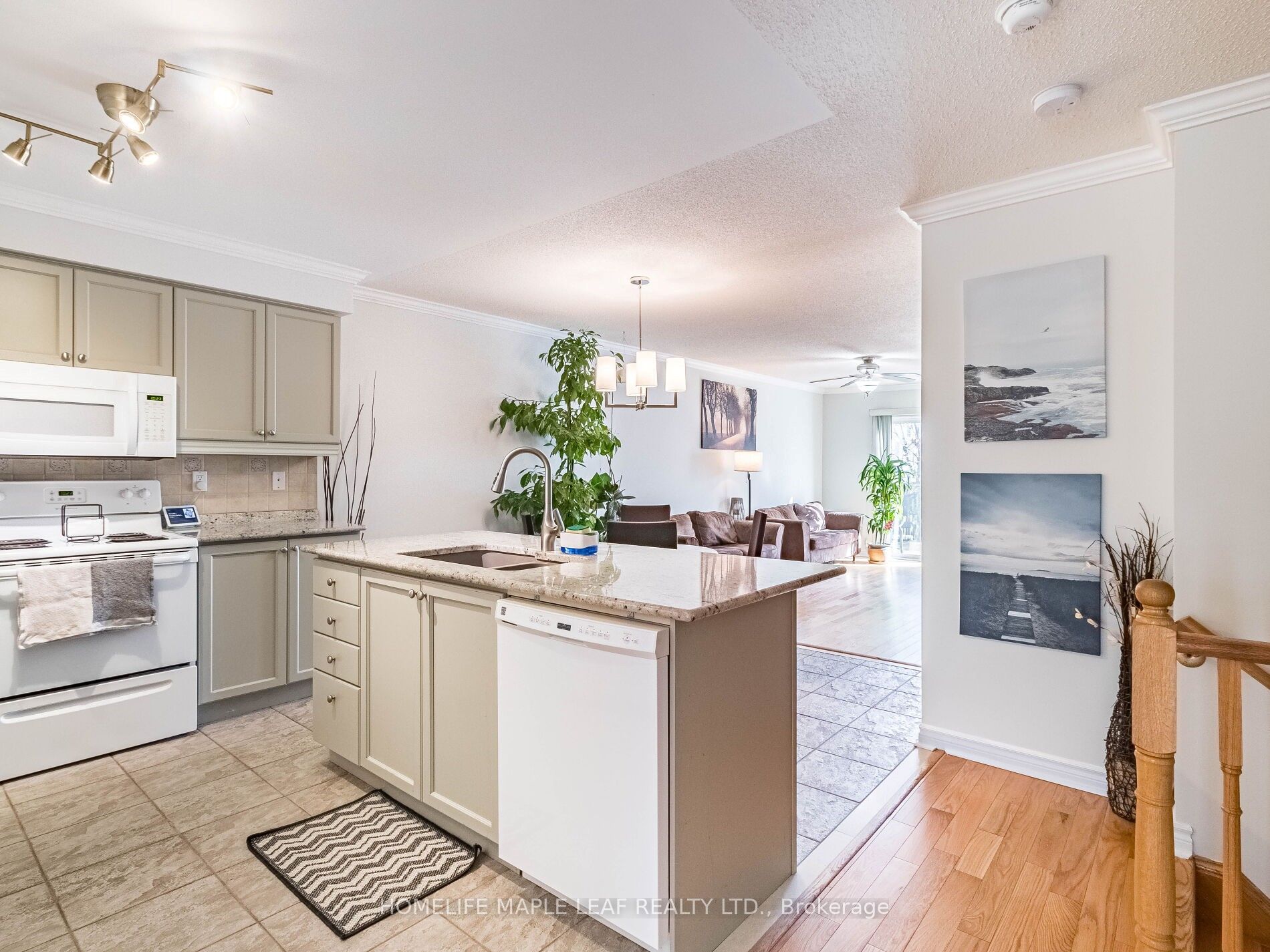 350 Lakebreeze Drive #8