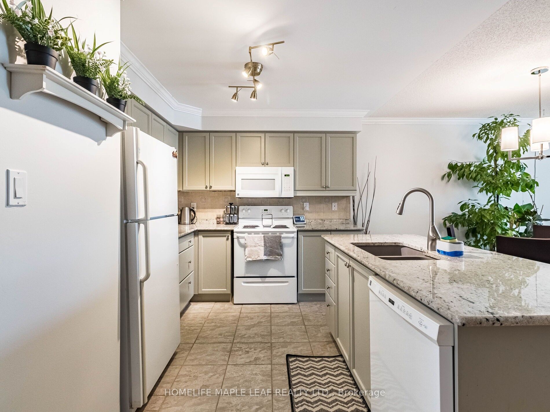 350 Lakebreeze Drive #8