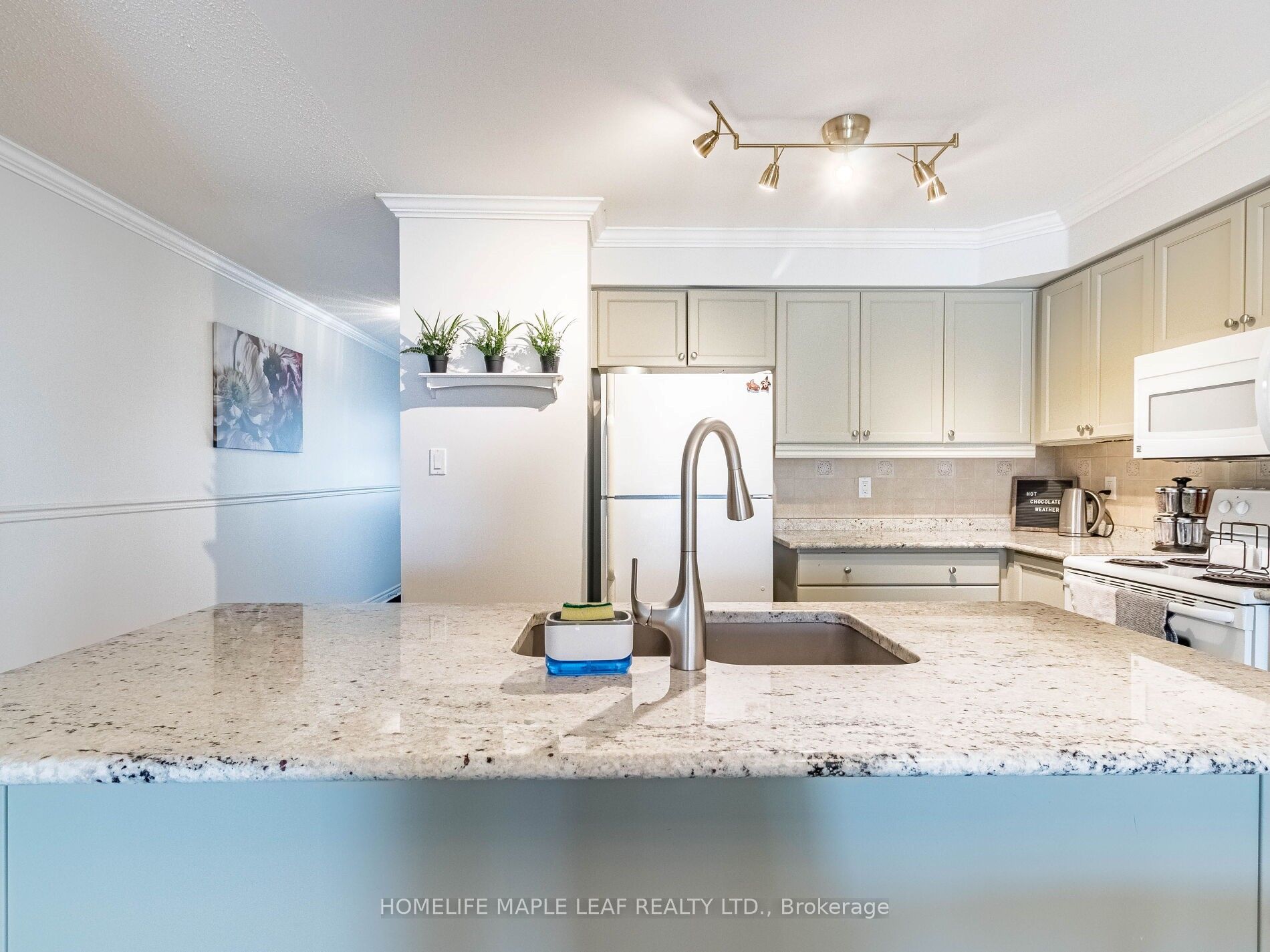 350 Lakebreeze Drive #8