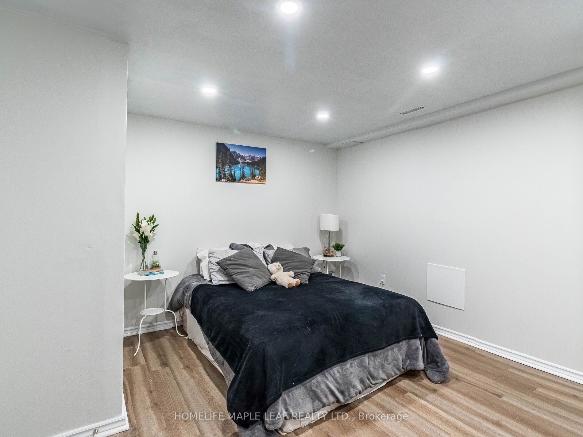 350 Lakebreeze Drive #8