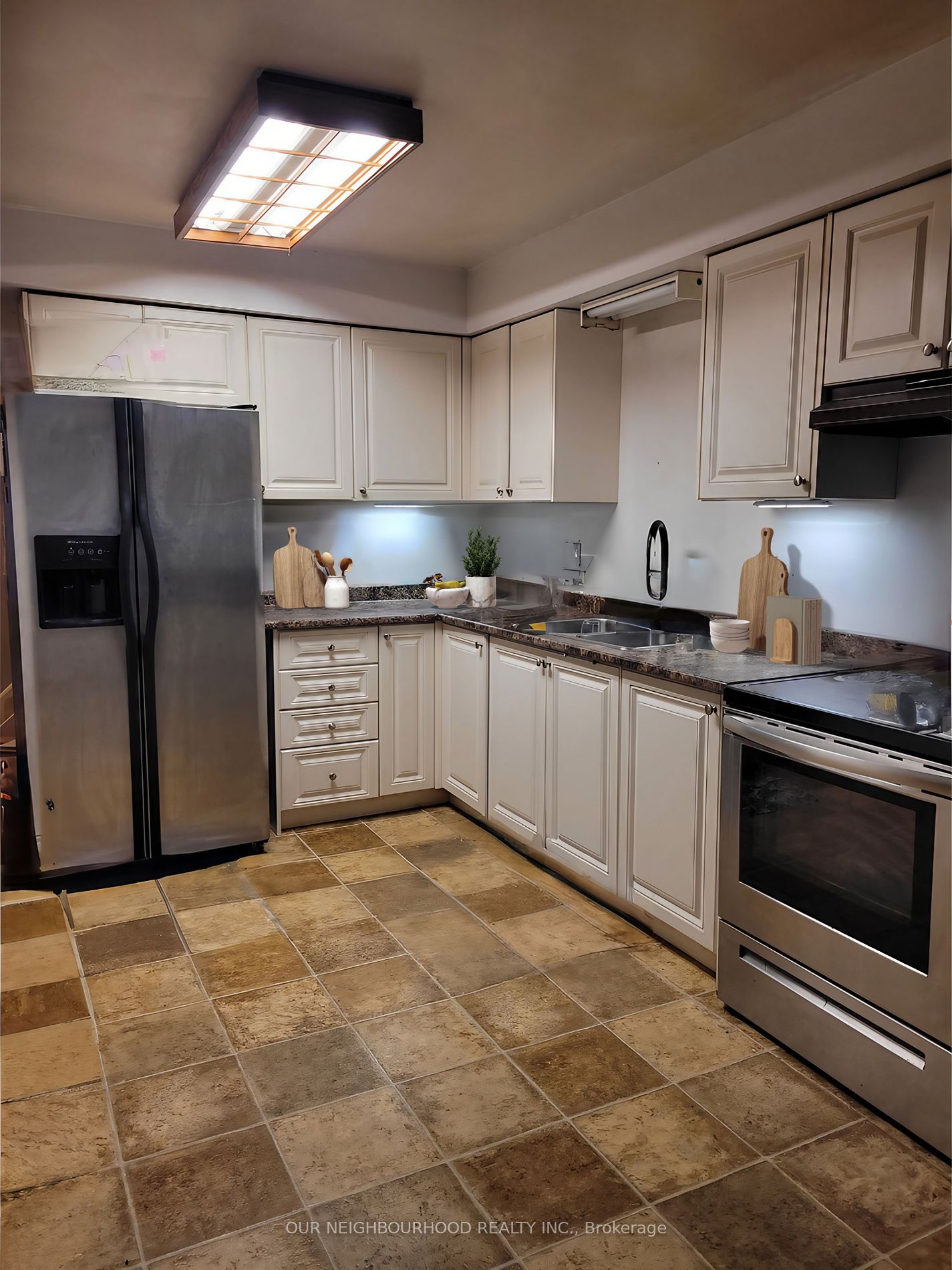 1329 Sunnybrae Crescent