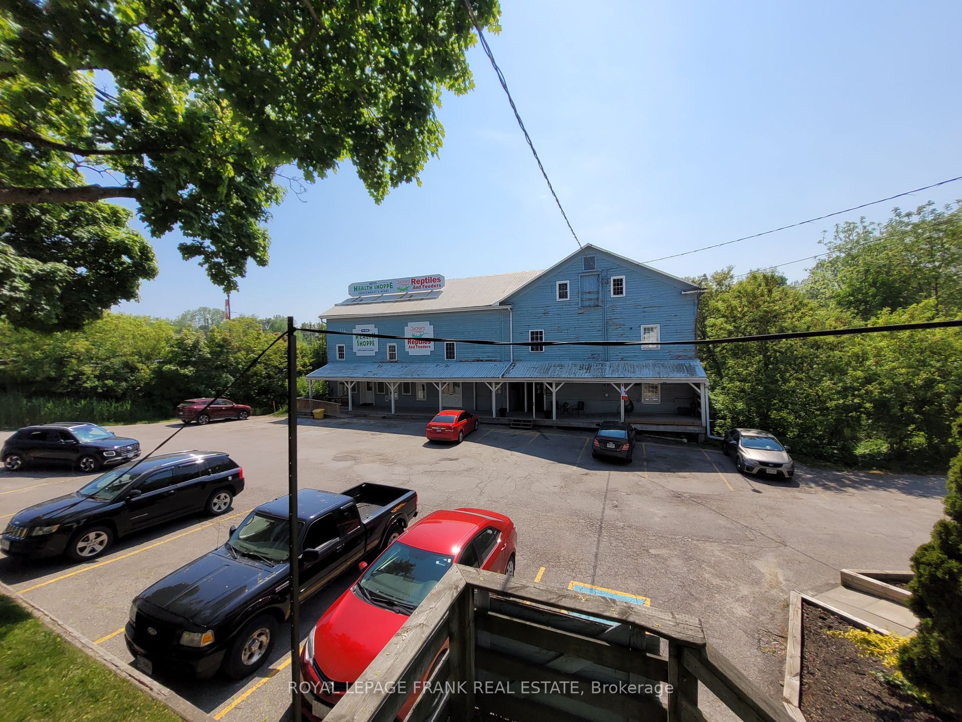 116 King St W
