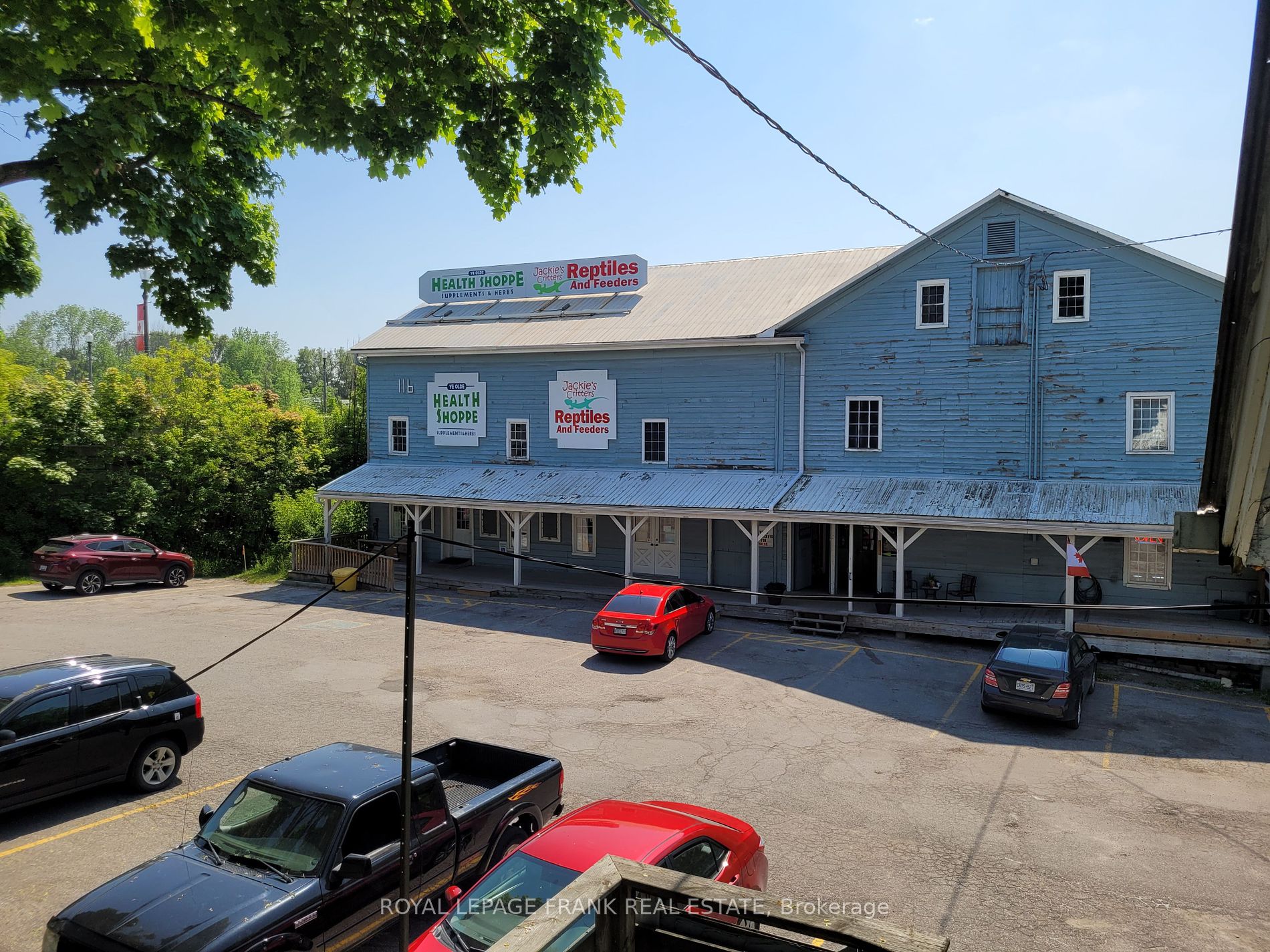 116 King St W