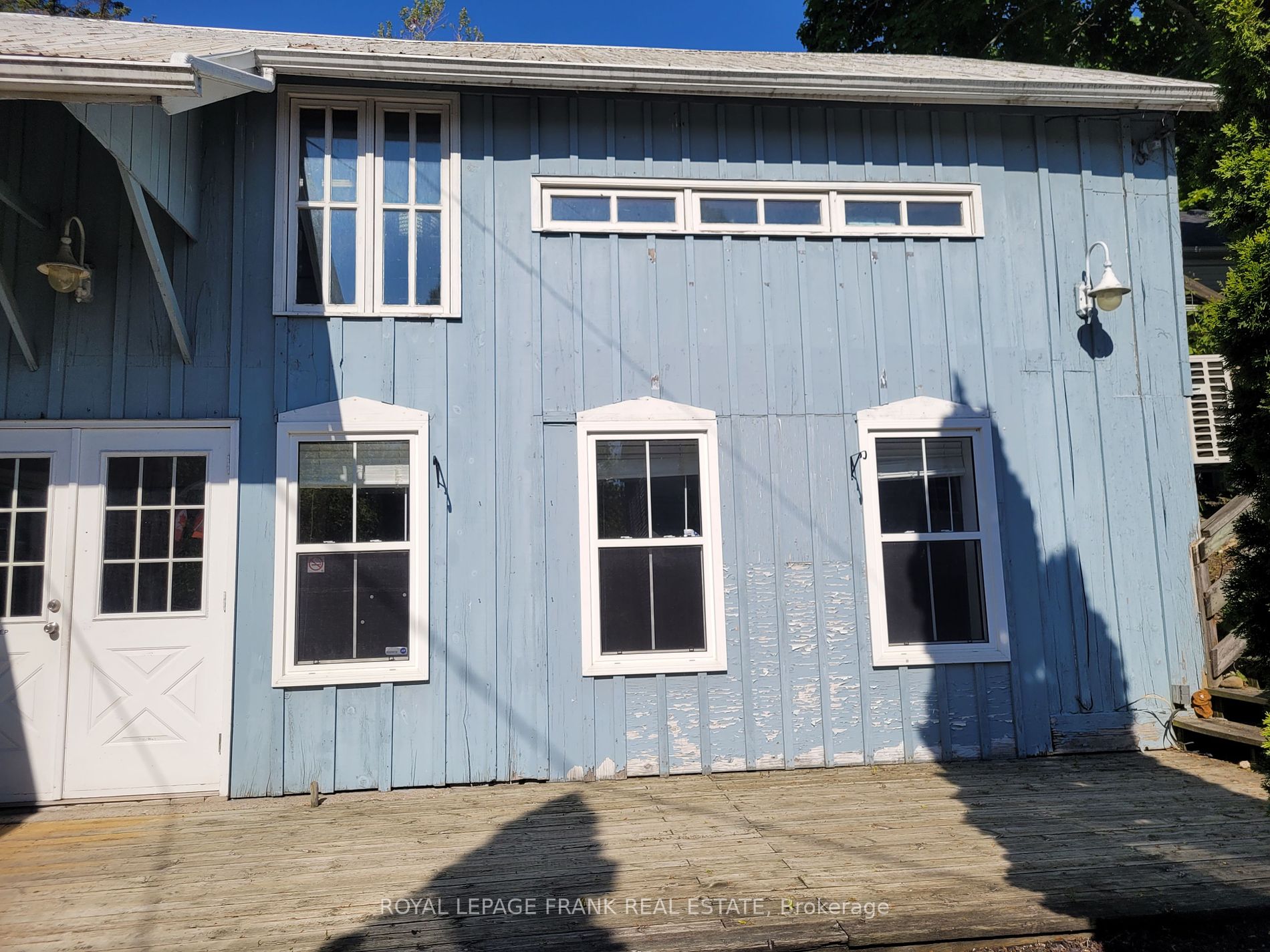 116 King St W