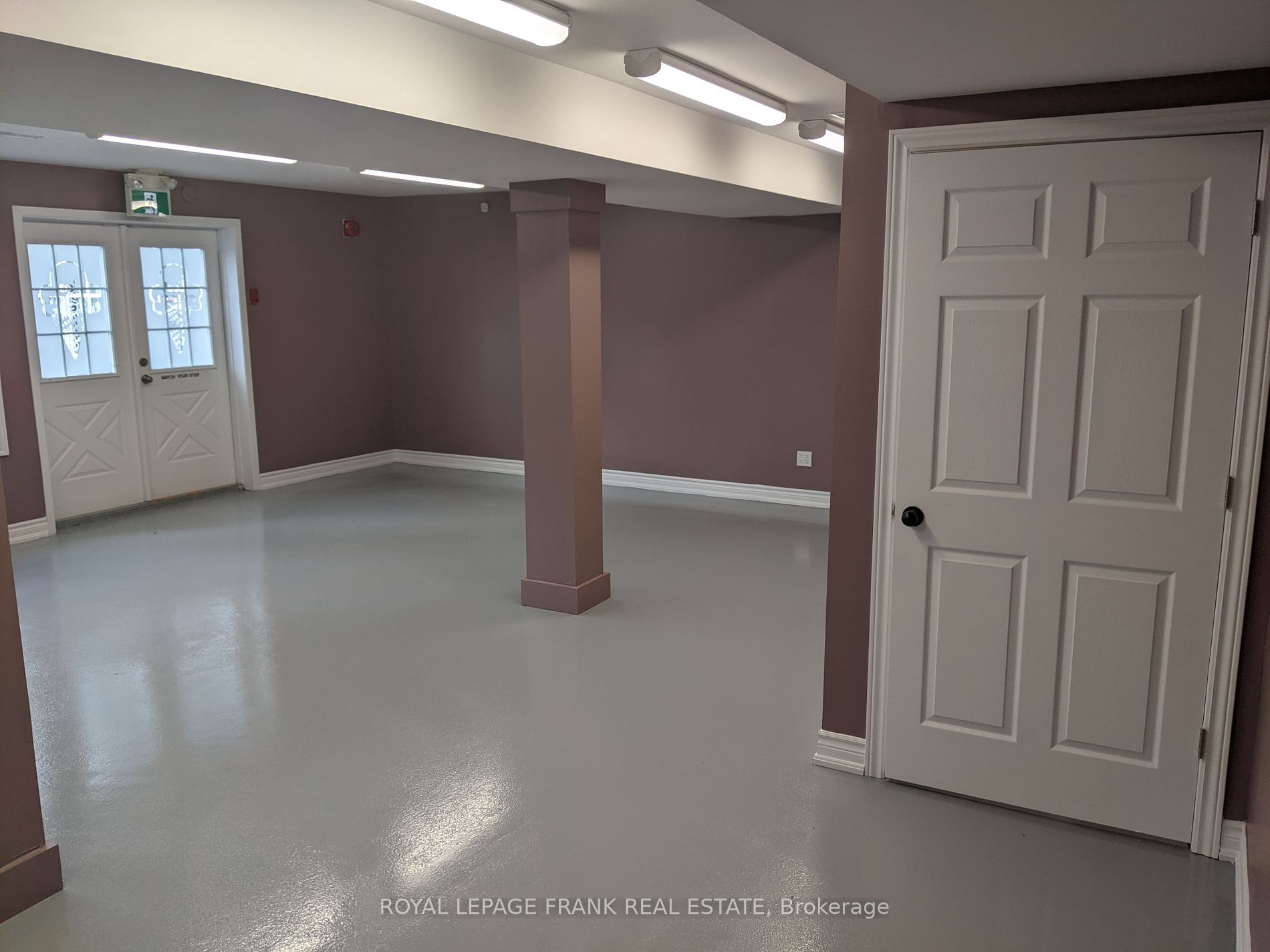 116 King St W