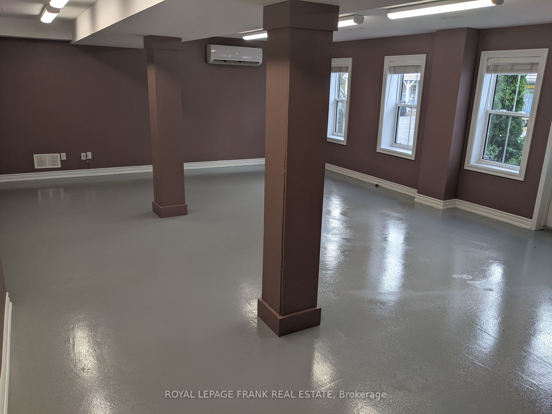 116 King St W