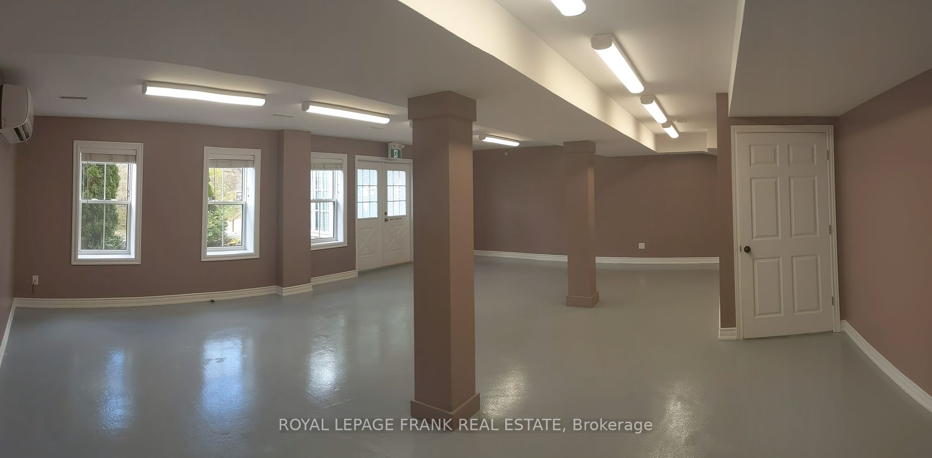 116 King St W